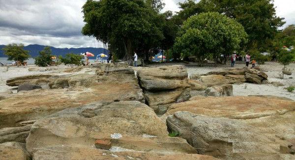 endapan batu di pantai batu hoda