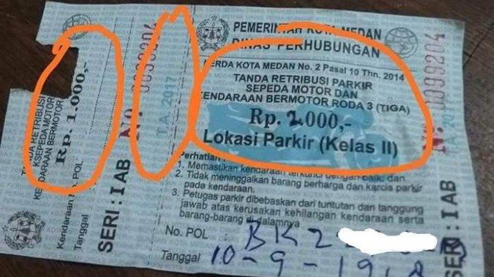 Tanda retribusi parkir yang diterima Tina Sumbayak. (Facebook/Tina Sumbayak)