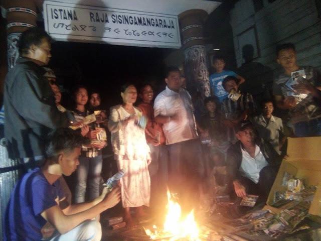 Aksi Pembakaran DVD Karya Artis Batak Pendukung Anies-Sandi di Istana Raja Sisingamangaraja, Bakara