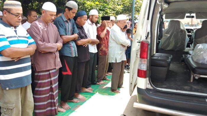 warga salatkan jenazah