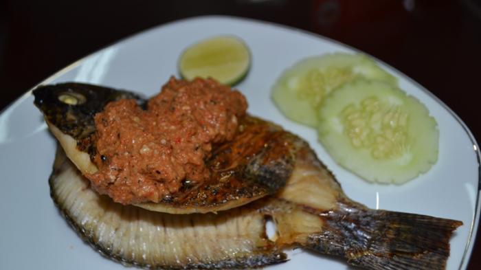 Ikan mujahir bakar sambal rias