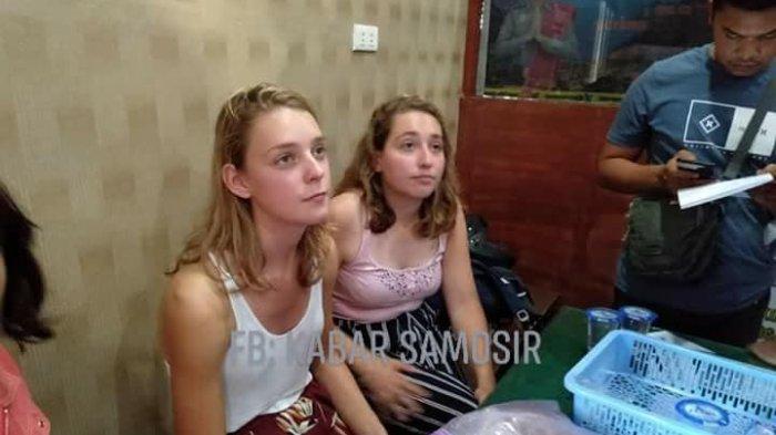 Dua wisatawan dari Belanda saat berada di Mapolres Samosir (Facebook Kabar Samosir)