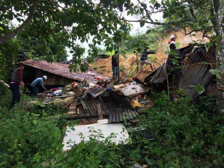 rumah tertimpa timbunan longsor