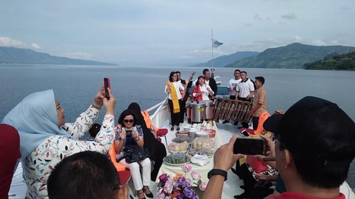 penyambutan tamu di danau toba