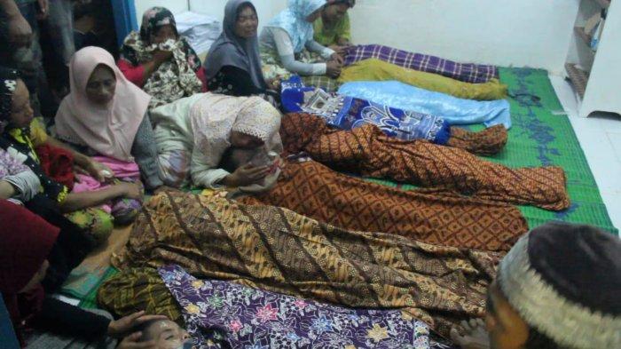 siswa pesantren korban banjir bandang di mandiling natal