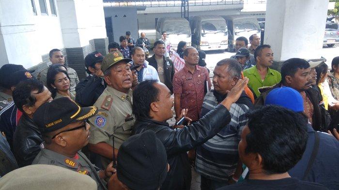 demo pengungsi sinabung