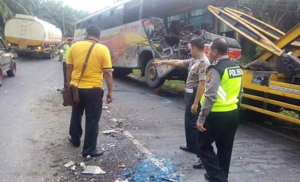 Tabrakan bus di jalinsum