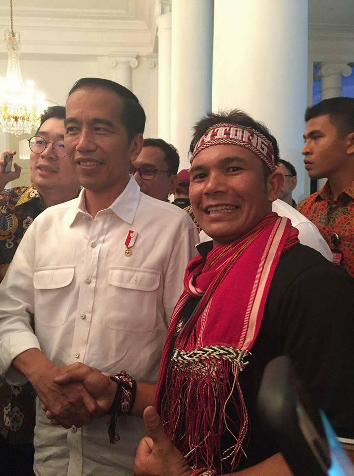 Joko widodo berpose bersama gani silaban