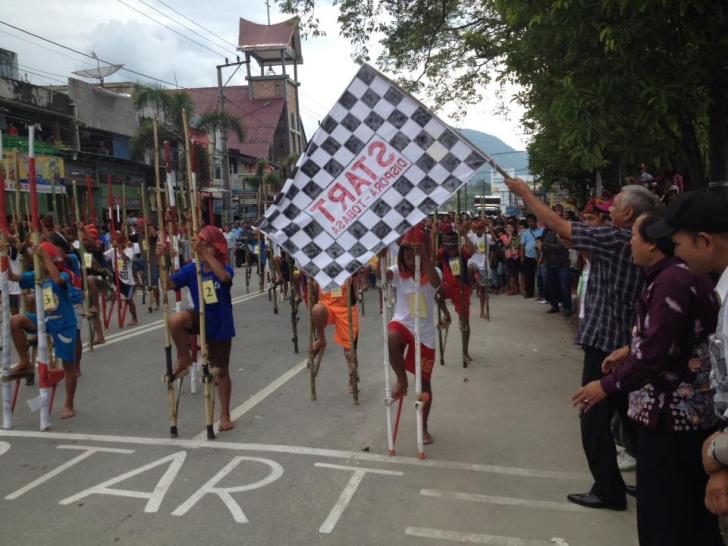 lomba jalengkat dalam memperingati hut kabupaten tobasamosir
