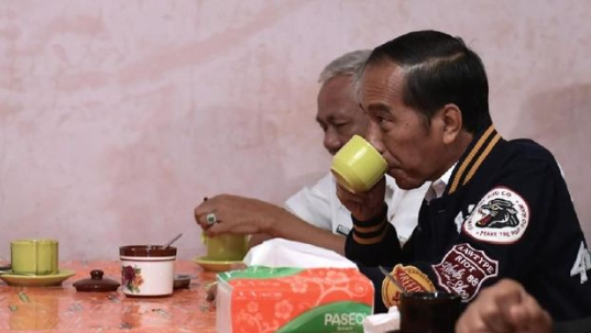 Jokowi minum kopi di Balige