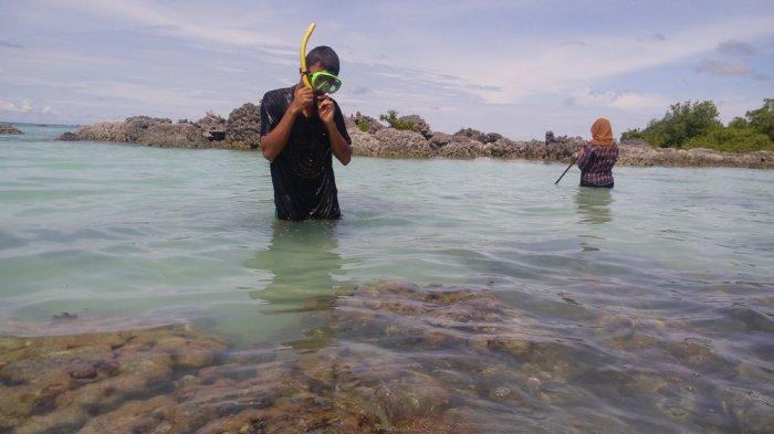 wisatawan di pantai teruloto nias