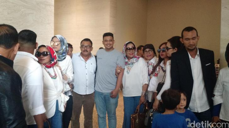 Bobby bersama keluarga besarnya di Hotel Alila, Solo. Foto: Danu Damarjati/detikcom