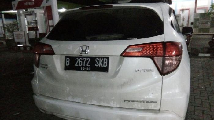 Mobil yang digunakan oknum TNI untuk membawa 10 Kg sabu yang diamankan tim Mabes Polri, Rabu (20/7/2016). 