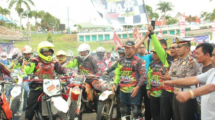Kapolres Simalungun AKBP Yofie Girianto bersama Bupati Simalungun JR Saragih dalam acara Turn Back Trail, Sabtu (10/12/2016). (Tribun Medan/Royandi Hutasoit) 