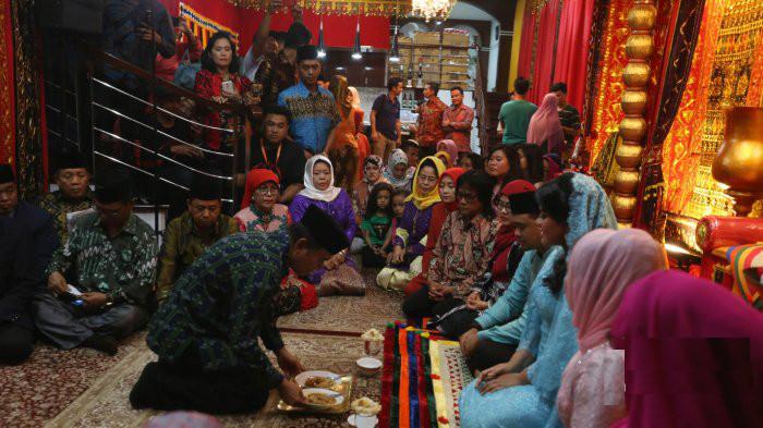 acara pengangkatan kahiyang ayu jadi boru siregar