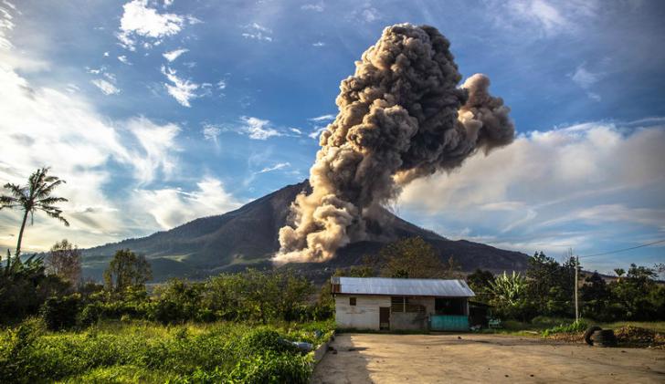 gunung sinabung erupsi