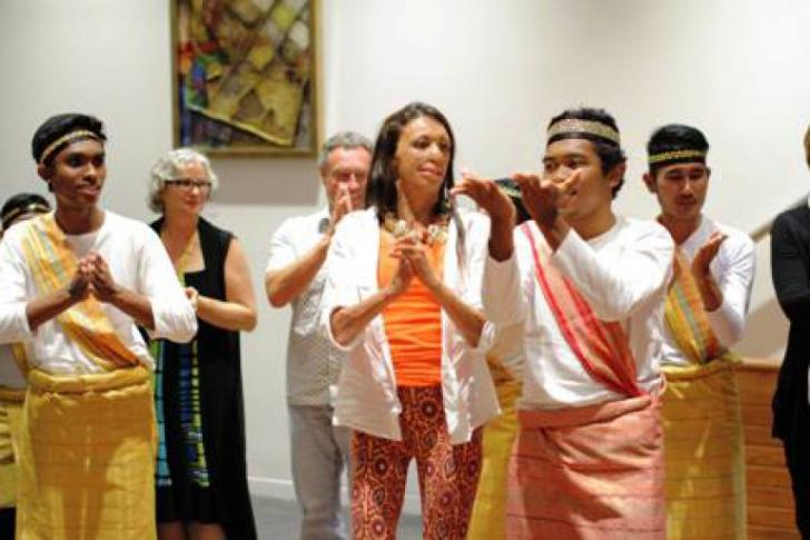 Warga Australia yang hadir mencoba meniru dan mempelajari gerakan Tortor Batak, dalam pagelaran seni budaya di KBRI di Canberra, Australia, 3/12/2016 (doc. AIYEP)