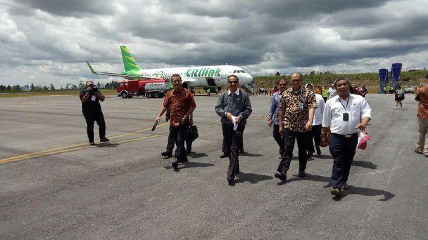 Menteri Pariwisata Arief Yahya (tengah berbaju abu-abu) saat menjajal penerbangan langsung Citilink ke Bandara Silangit (dok Kemenpar)
