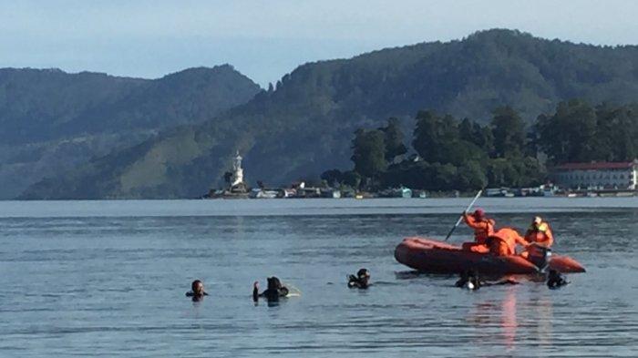 Basarnas mengevaluasi korban tenggelam di Danau Toba, Senin (7/8/2017) 