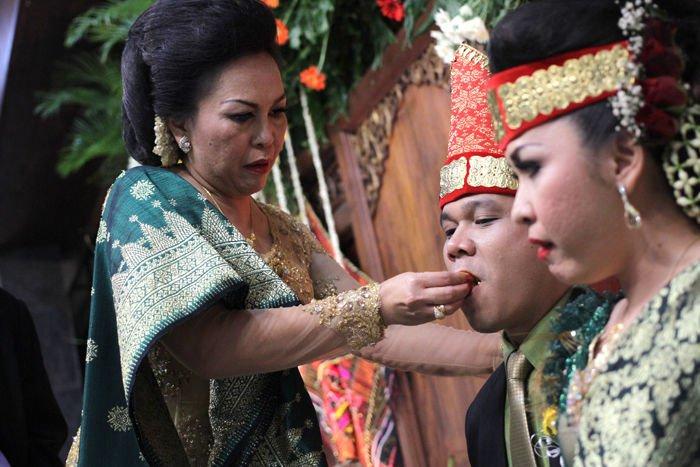 manulangi adat batak
