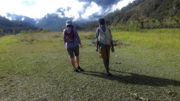 Kristina dan relawannya berjalan kaki menembus bukit (foto: dok Kristina)
