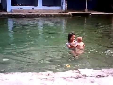 Ibu dan Anak Saat Berada di Air