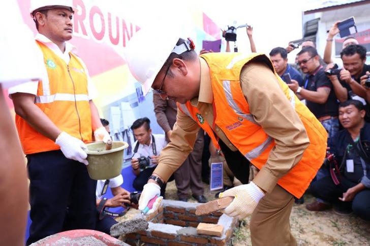 Nikson nababan meletakkan batu pertama di bandara silangit