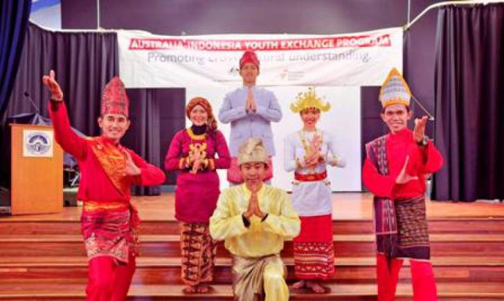Suryadi Sarminson (paling kanan), dalam Pagelaran Seni Budaya Indonesia di Ulladulla Public School, New South Wales, 30/11/2015 (doc. AIYEP)