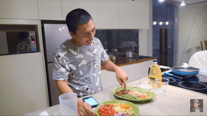 raditya dika masak ikan mas
