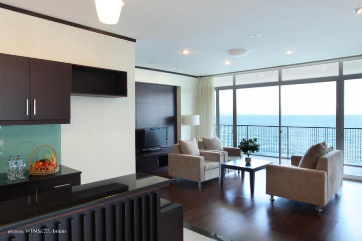 Pemandangan dari balkon tiara bunga hotel balige