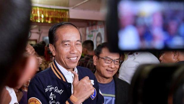 Jokowi minum kopi di Balige