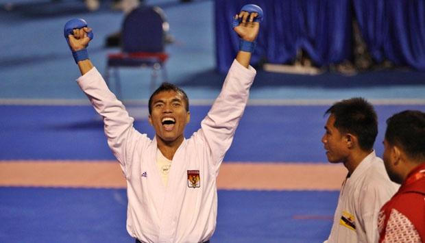 jintar simanjuntak meraih medali emas dari cabang karateka asian games 2018