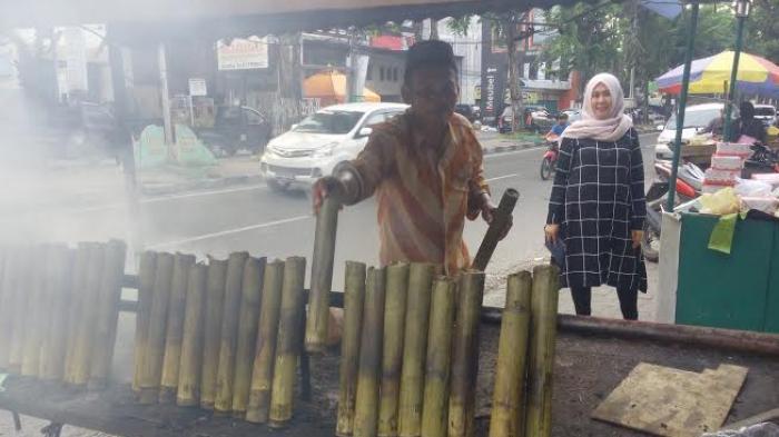 Hidayat Tanjung pedagang lemang di Jalan Setia Budi 