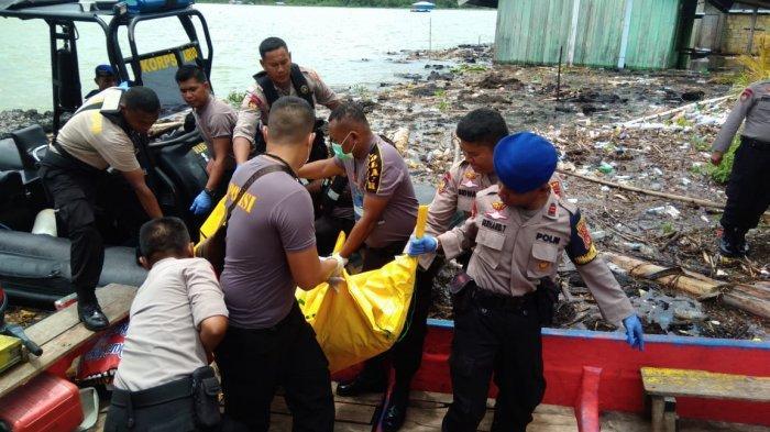 Evakuasi korban banjir oleh polisi
