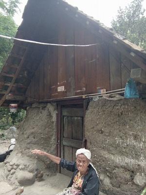 rumah terbuat dari tanah