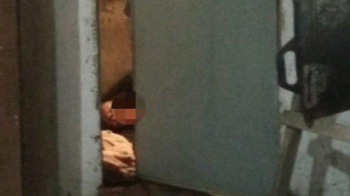 Jenazah Rosalia Siahaan di kamar mandi gereja sebelum dievakuasi polisi dari lokasi kejadian. (HO)