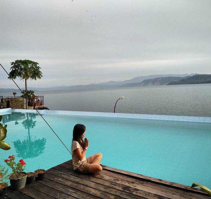 Tiara hotel balige lake side view