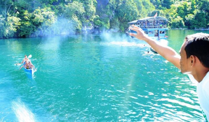 lempar koin anak menyelam di parapat danau toba
