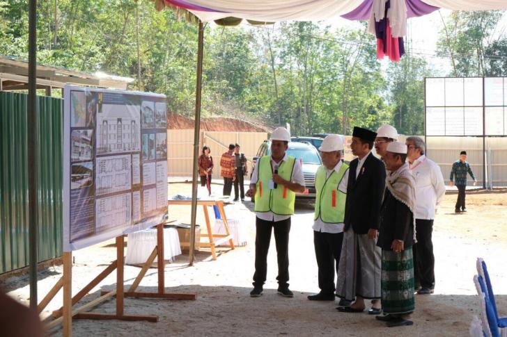 Jokowi mengamati proyek pembangunan ponpes