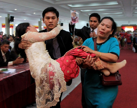 pengantin dibopong ke pelaminan