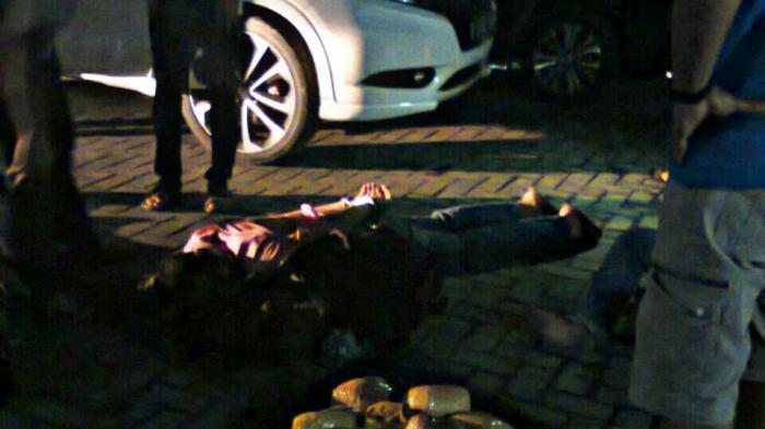 Dua orang pembawa 10 Kg sabu yang diantaranya disebut anggota TNI Kopda S dengan barang bukti narkoba.
