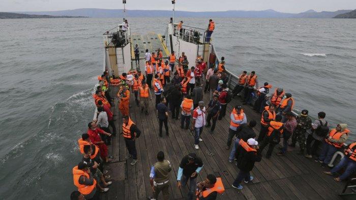 Proses pencarian korban hilang dari KM Sinar Bangun yang tenggelam di Danau Toba (AP)Proses pencarian korban hilang dari KM Sinar Bangun yang tenggelam di Danau Toba (AP)
