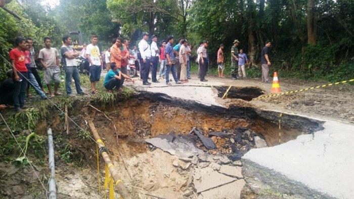 jalur siantar parapat longsor