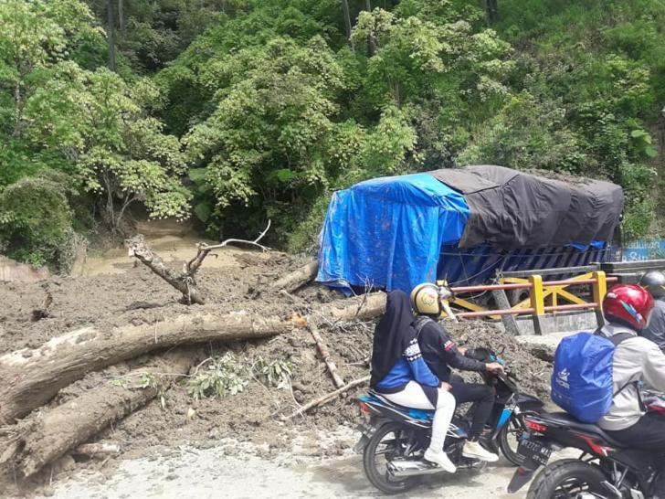 Kisah Sopir Truk Diterjang Longsor di Parapat Tiba Tiba 