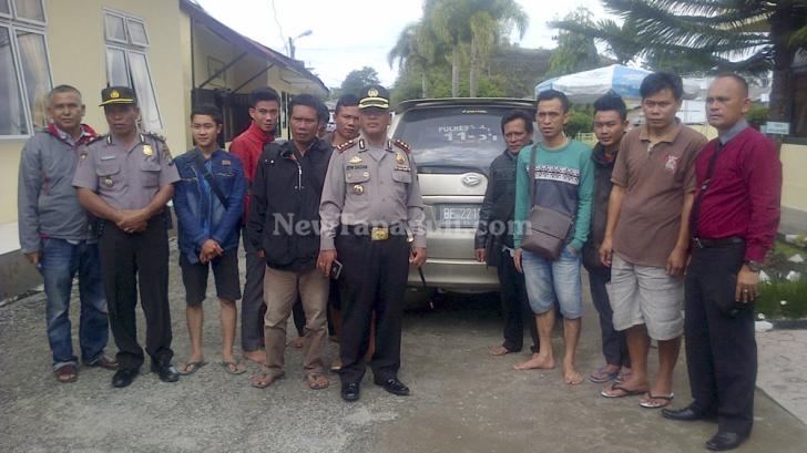 11 pendatang foto bersama dengan Kapolres, Kasat Intelkam, Kasar Reskrim usai dimintai keterangan di Mapolres Tobasa, Selasa (6/12/2016).