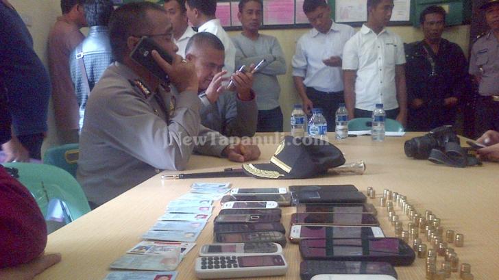 KTP, KK, Surat Tugas dari UD Tabek Jaya, HP dan barang dagangan pentilator gas disita petugas.