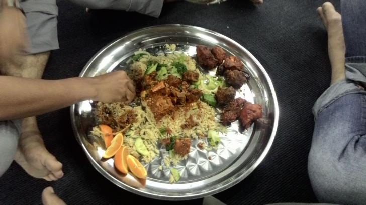 makan dengan talam besi