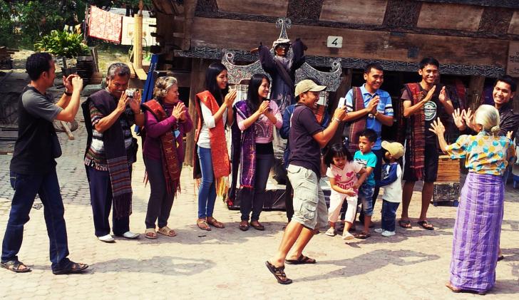 manortor dengan patung sigale-gale di tomok
