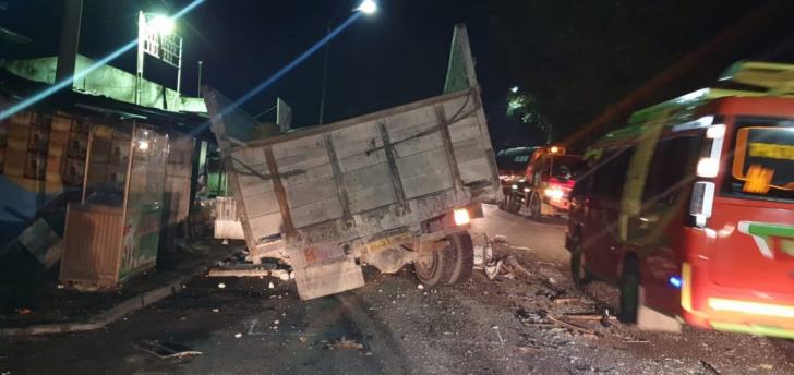Lakalantas tabrak truk