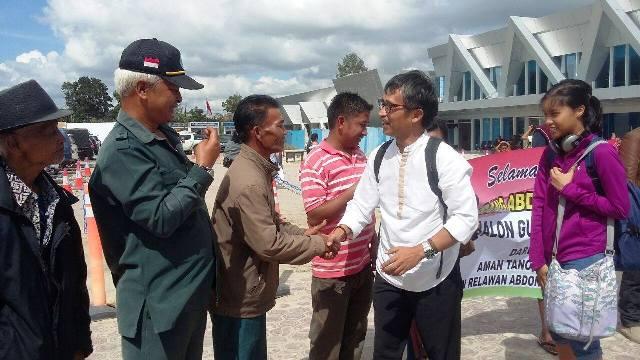 Abdon Nababan disambut tokoh masyarakat saat tiba di bandara silangit